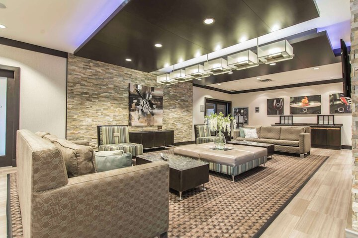 Entrance & Lobby