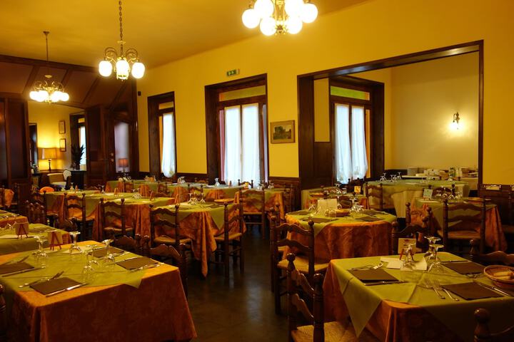 Dining 23 of 24