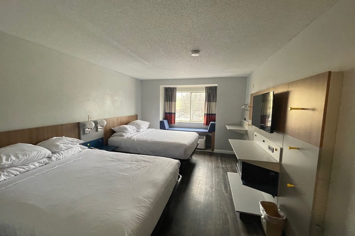1 Queen Bed (4 of 23)