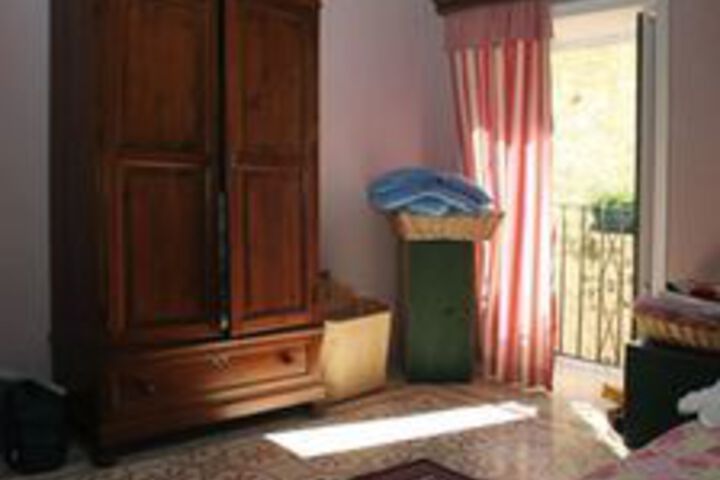 Room 10 of 18