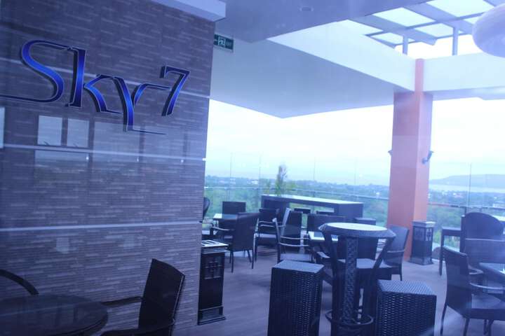 Lounge 56 of 63