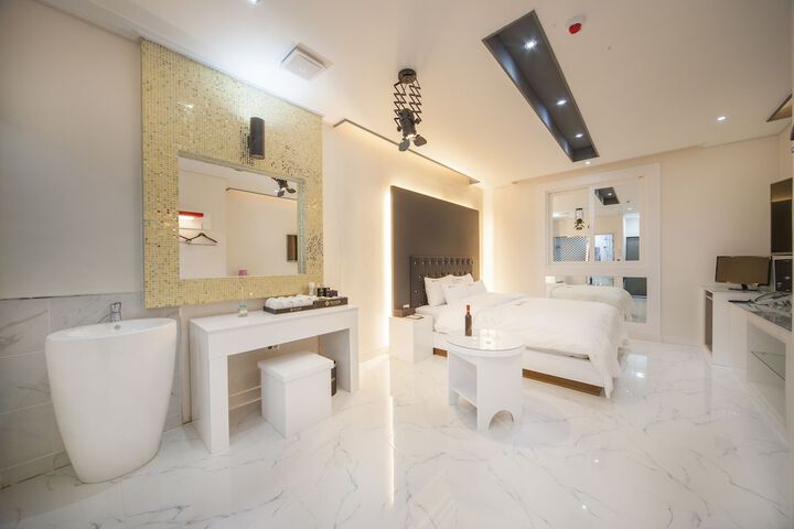 Room 6 of 49