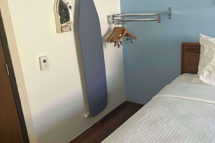 Room 17 of 33