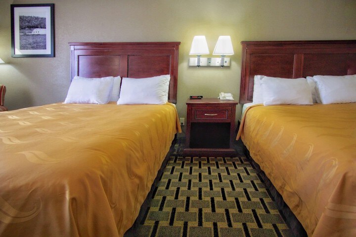 2 Queen Beds (9 of 13)