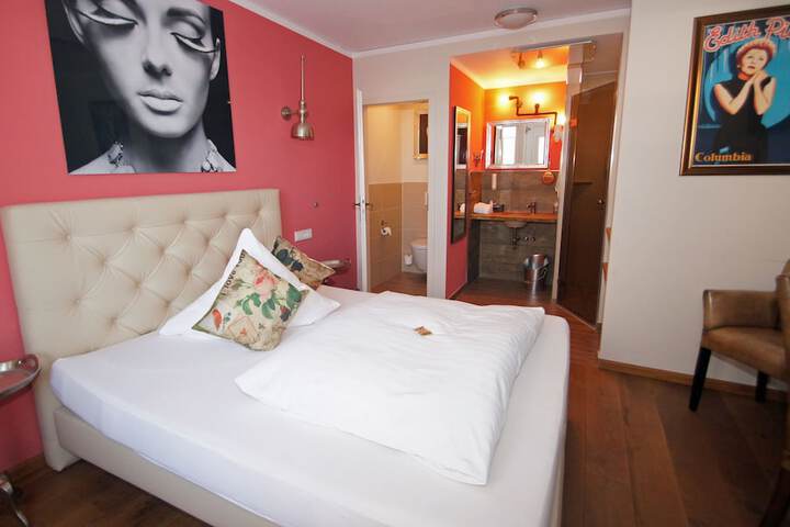 Room 5 of 40