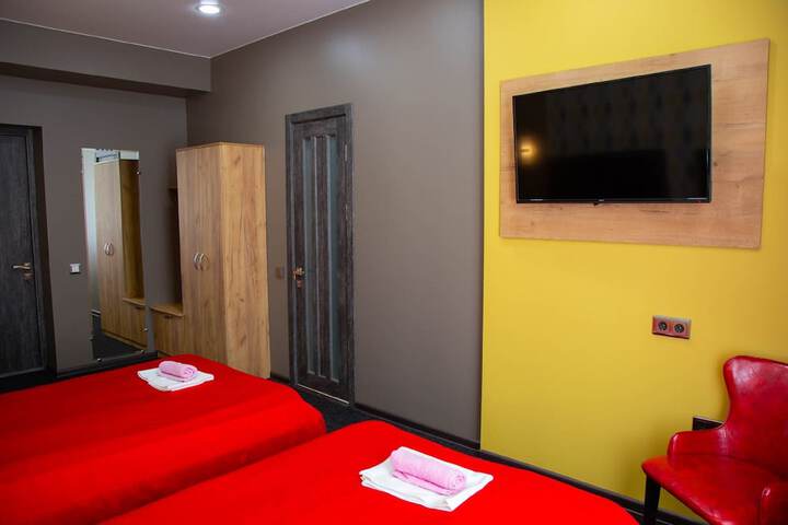 Room 32 of 65