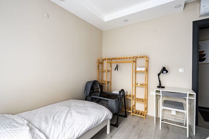 Room 6 of 293