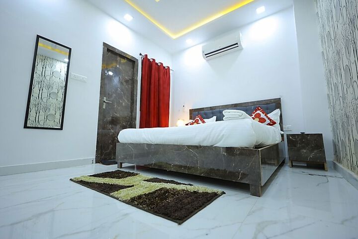 Room 9 of 13