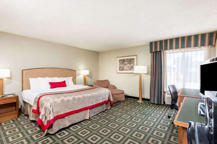 1 King Bed ADA Room