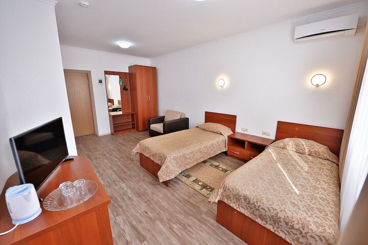 Room 8 of 65