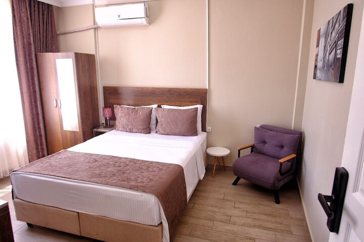 Room 10 of 32