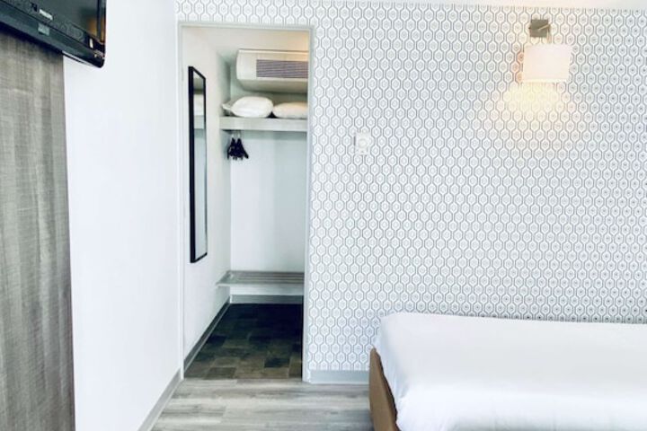 Room 16 of 65