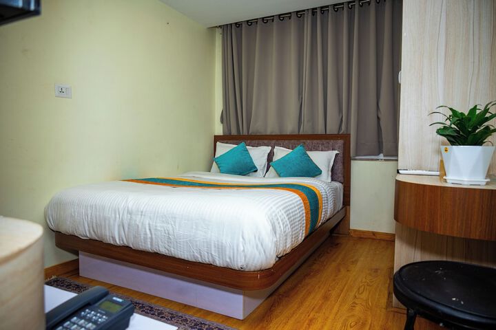 Room 9 of 16