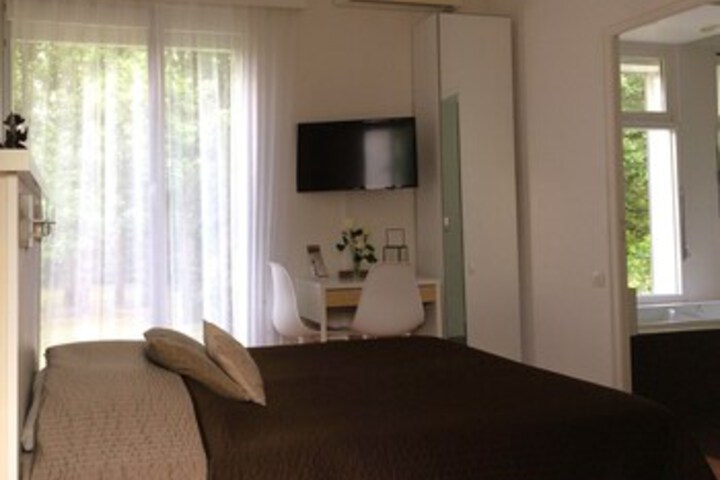 Room 12 of 16