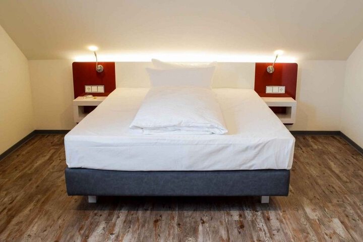 Room 6 of 32