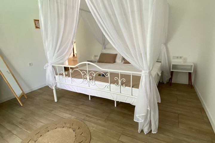 Room 44 of 184