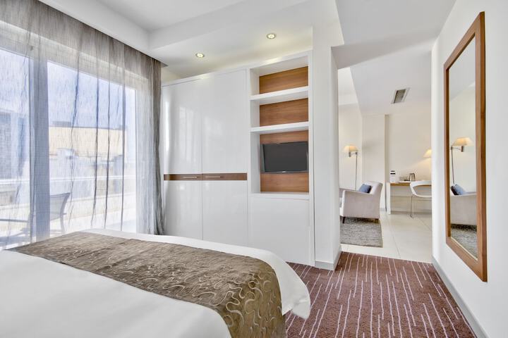 Room 14 of 76