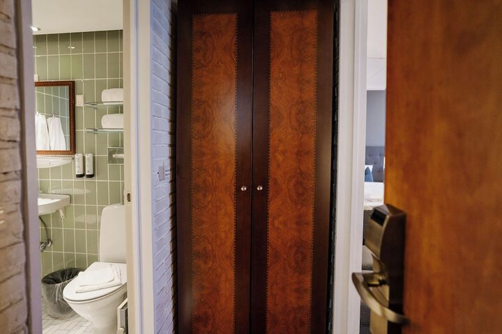 Room 53 of 81