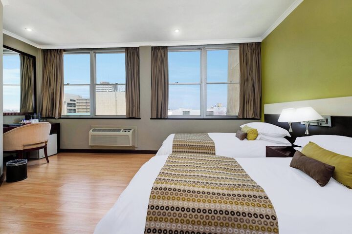 Room 28 of 68