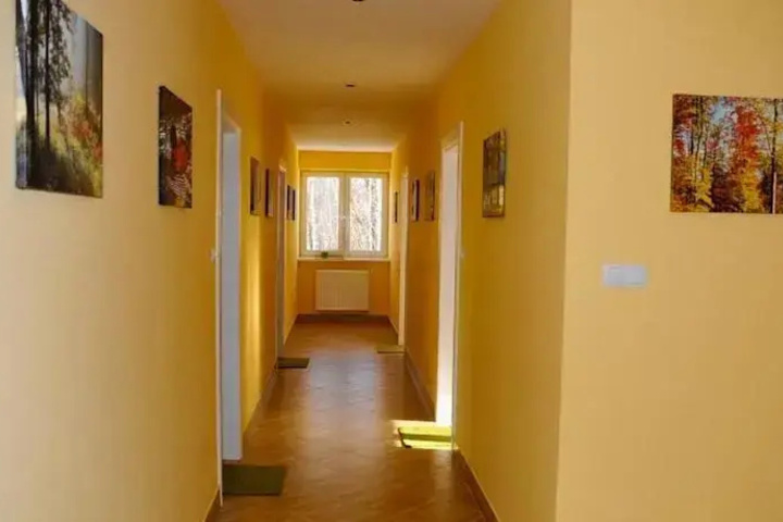Room 6 of 10