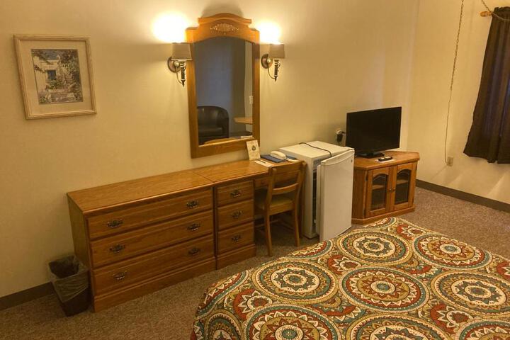 Comfort Room 1 Queen Bed (5 of 12)