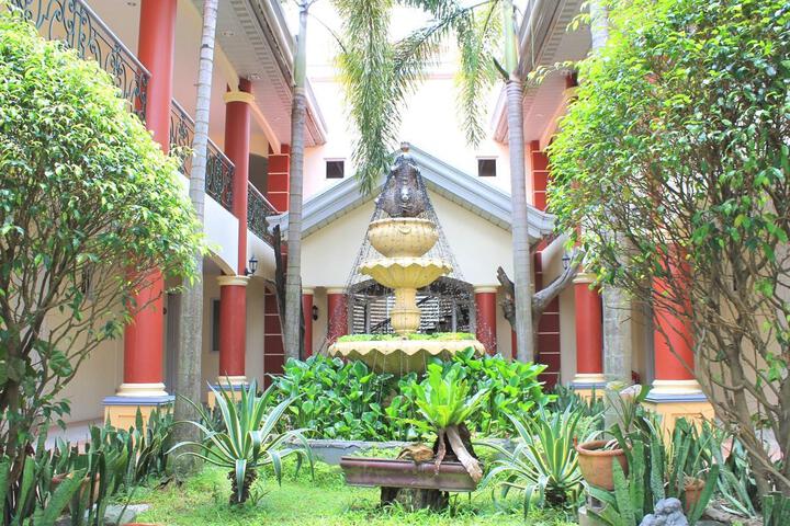Hotel Exterior 3 of 6