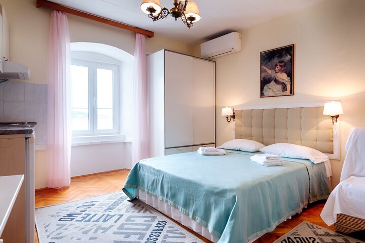 Room 8 of 48