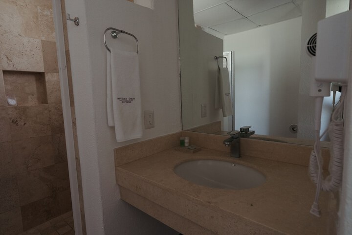Room 32 of 41