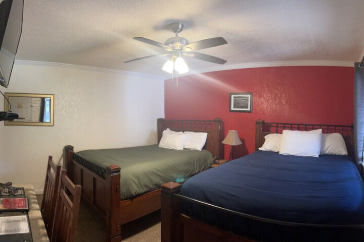 1 Queen Bed (30 of 47)