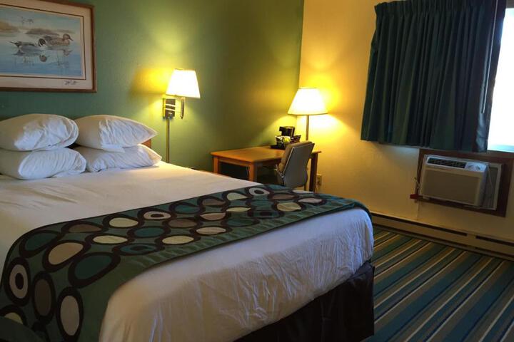 1 Queen Bed (3 of 9)