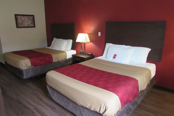 1 Queen Bed (15 of 18)