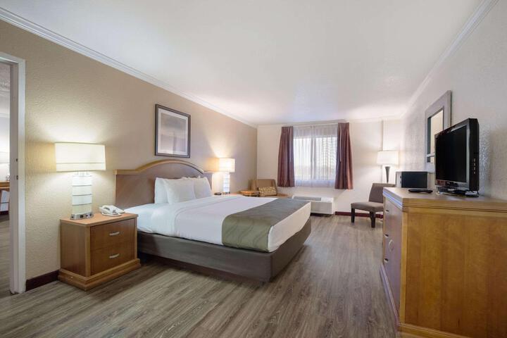 1 King Bed (6 of 11)