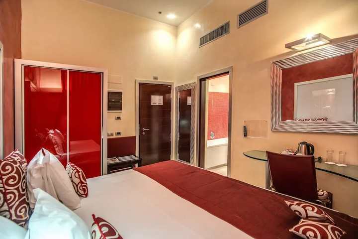 Room 5 of 8