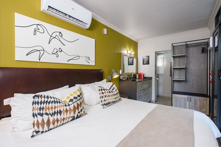 Room 9 of 106