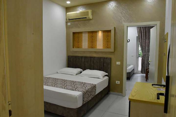 Room 7 of 65