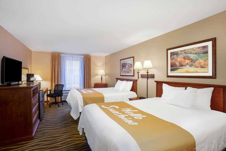 2 Queen Beds Accessible (3 of 12)