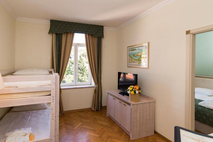 Room 27 of 77