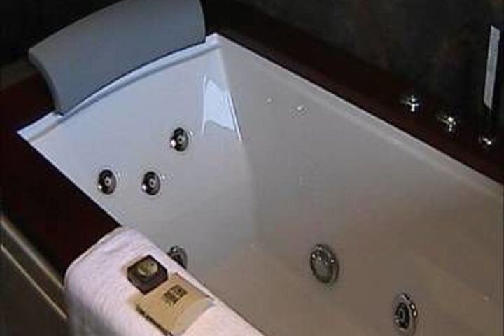 Hot Tub 5 of 7