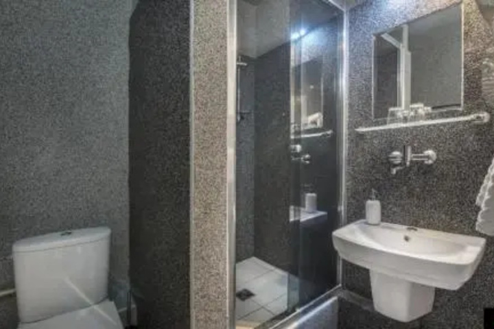 Room 10 of 27
