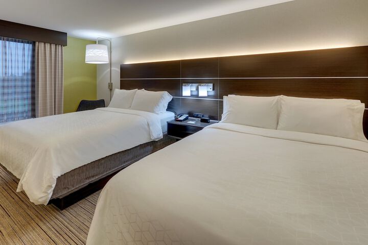 2 Queen Beds Leisure (12 of 17)