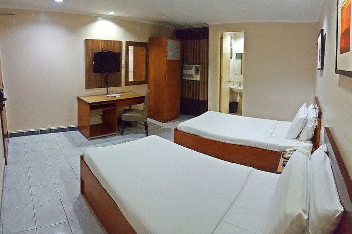 Room 32 of 69