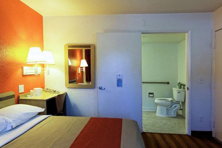 1 Queen Bed Micfridge (2 of 13)