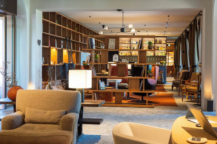 Lobby lounge
