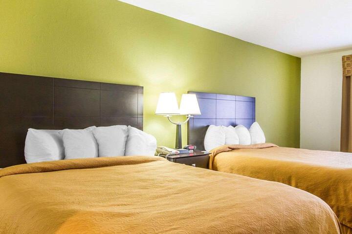 2 Queen Beds (1 of 6)