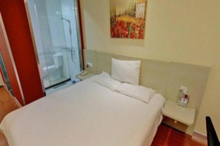 Room 4 of 7