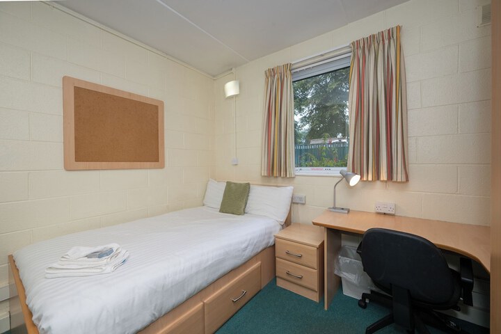 Room 4 of 16