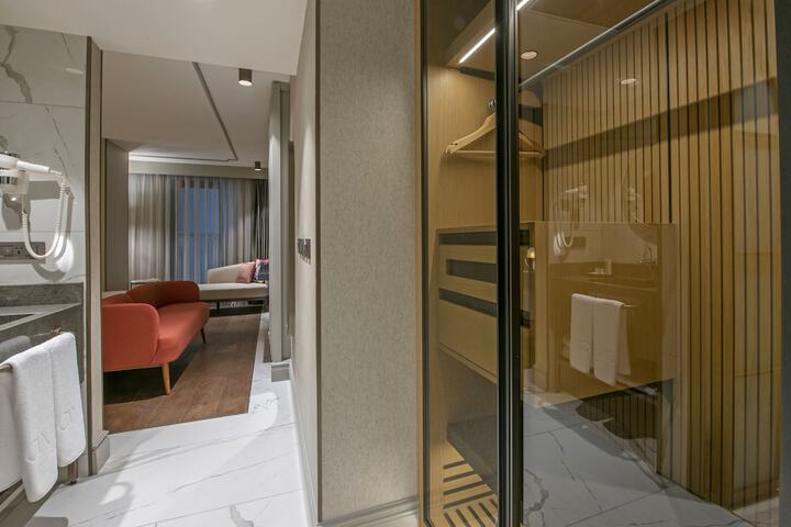 Room 27 of 194