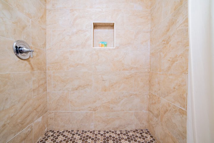 1 Queen Bed (1 of 10)