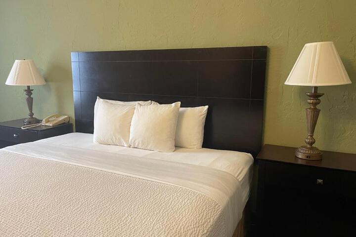 1 King Bed Deluxe Room (6 of 50)