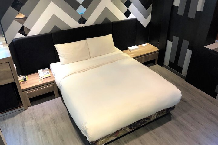 Room 18 of 97